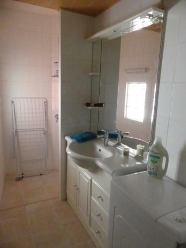 Routier Double Sleeps 6 1k, 1q, 2s Comfortable, Modern, Artistic, Fun