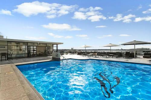 Apartamento Sophistication Stay-cation With A Roof Top Pool!