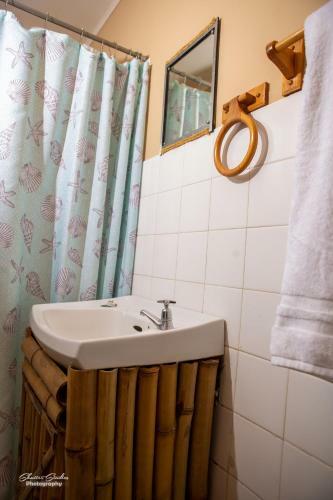 Bed & Breakfast Treasure Beach Inn And Bar