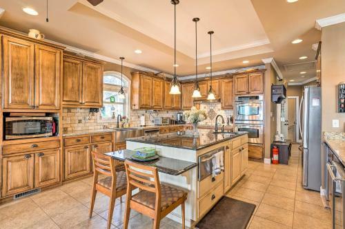 Lakefront House With Game Room, Deck And Views!