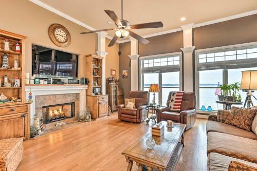 Lakefront House With Game Room, Deck And Views!