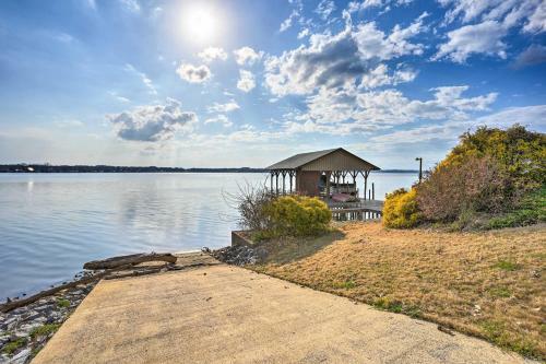 Lakefront House With Game Room, Deck And Views!
