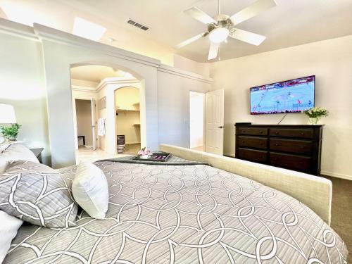 Garage & Driveway Boat Parking/ Views/sleeps 8