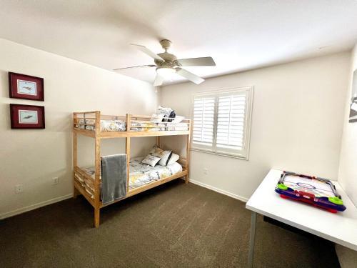 Garage & Driveway Boat Parking/ Views/sleeps 8
