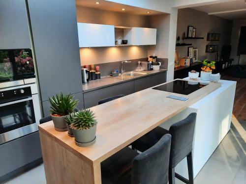 Maison 3 Fa�ades Avec Grand Jardin � 2 Pas De Bxl