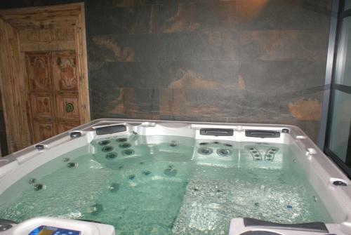Hostal Domaine Des Doucins & Spa