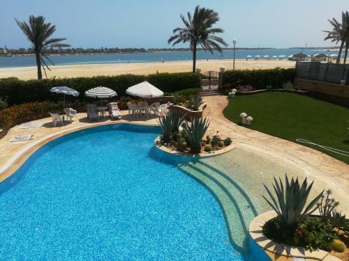 Luxurious 8 Master-bedroom Villa Overlooking Large Lake Marina 4