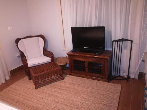 Luxurious 8 Master-bedroom Villa Overlooking Large Lake Marina 4