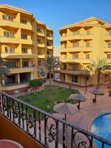 British Resort Pool View Apartments