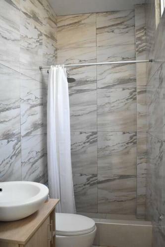 Linda Casa de Estreno En Col�n Con Piscina