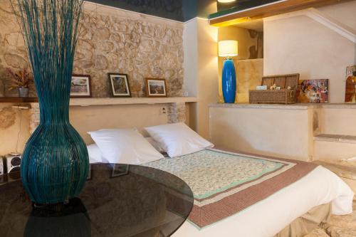 Hotel Logis Le Mas Et La Flambee Du Luberon