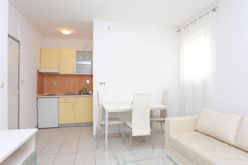 Apartments With A Parking Space Makarska - 16430