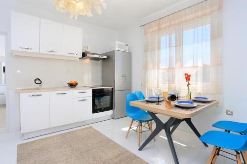 Apartments With A Parking Space Makarska - 17047