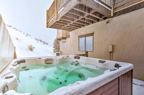 House With Hot Tub And Deck - Shuttle To Skiing!