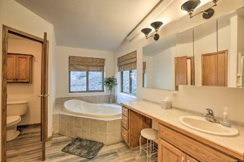 Bright Idaho Springs Cabin With Mountain Views!