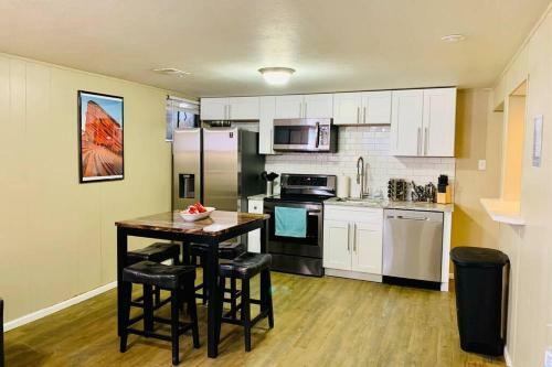 Lower Mable Unit, Denver New Kitchen & 2 King Beds