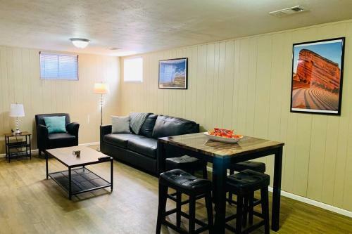 Lower Mable Unit, Denver New Kitchen & 2 King Beds