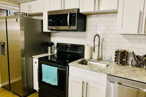 Lower Mable Unit, Denver New Kitchen & 2 King Beds