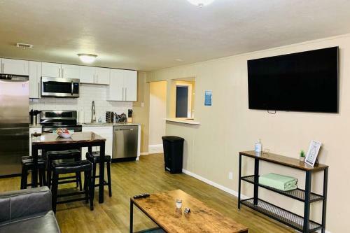 Lower Mable Unit, Denver New Kitchen & 2 King Beds