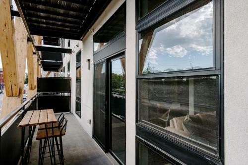 Classic Contemporary Lifestyle Loft - Espadin Lohi