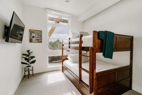 Classic Contemporary Lifestyle Loft - Espadin Lohi
