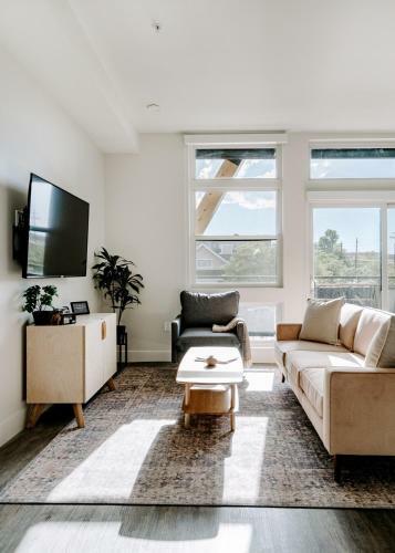 Classic Contemporary Lifestyle Loft - Espadin Lohi