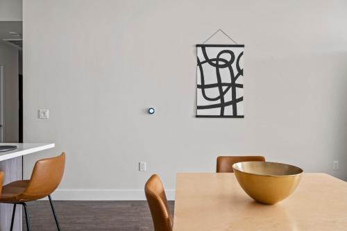 Mod Minimalism - Downtown View - Espadin Lohi