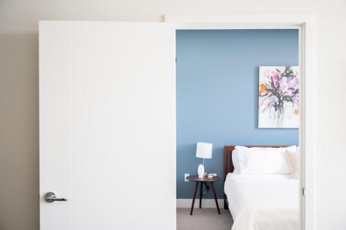 Skyline Blue Modern Loft - Espadin Lohi