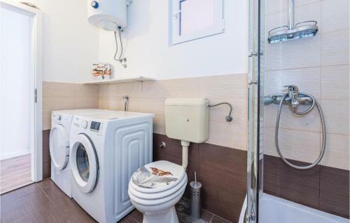 Two-bedroom Apartment In Brodarica