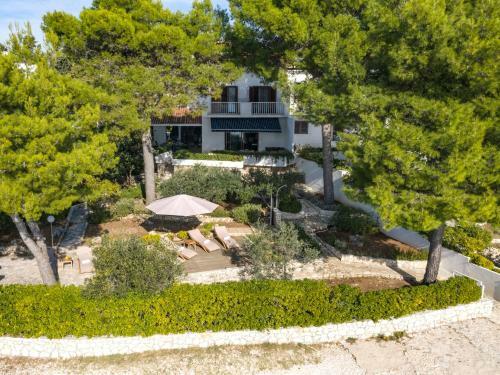 Luxury Villa On The Beach With Sunny Garden, Parking