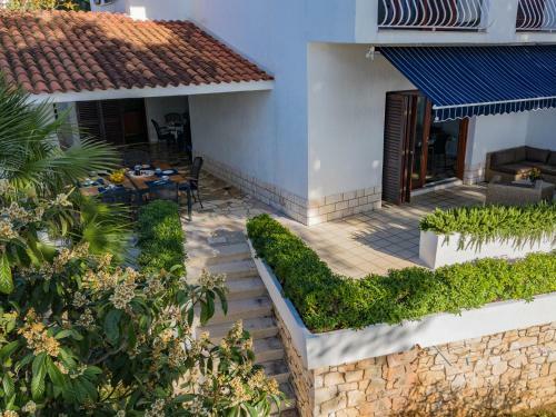 Luxury Villa On The Beach With Sunny Garden, Parking