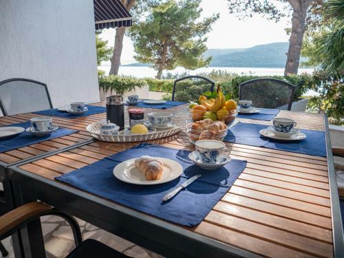 Luxury Villa On The Beach With Sunny Garden, Parking