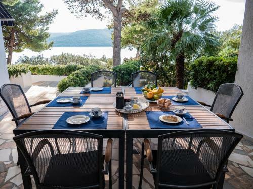 Luxury Villa On The Beach With Sunny Garden, Parking