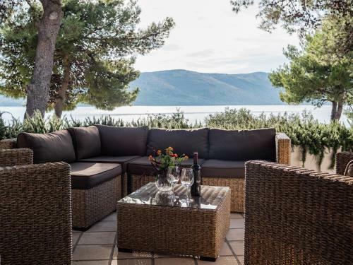 Luxury Villa On The Beach With Sunny Garden, Parking
