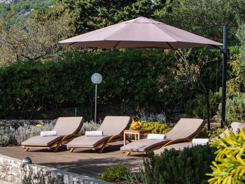 Luxury Villa On The Beach With Sunny Garden, Parking