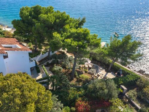 Luxury Villa On The Beach With Sunny Garden, Parking