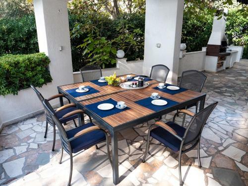 Luxury Villa On The Beach With Sunny Garden, Parking