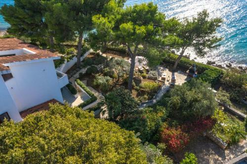 Luxury Villa On The Beach With Sunny Garden, Parking