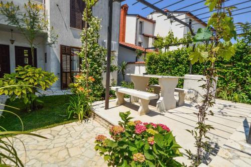Apartments In Pjescana Uvala/istrien 10996