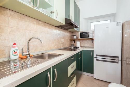 Marinus Apartments