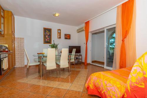 Apartment In Dramalj 41606