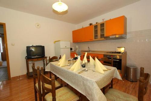 Apartments With A Parking Space Kampor, Rab - 17873