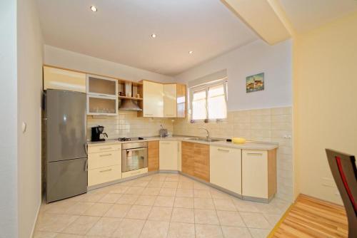 Apartments With A Parking Space Palit, Rab - 4970