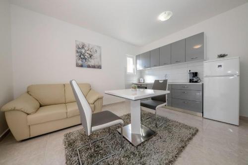 Apartments With A Parking Space Palit, Rab - 4970