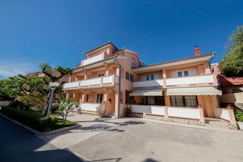 Apartments With A Parking Space Palit, Rab - 4970
