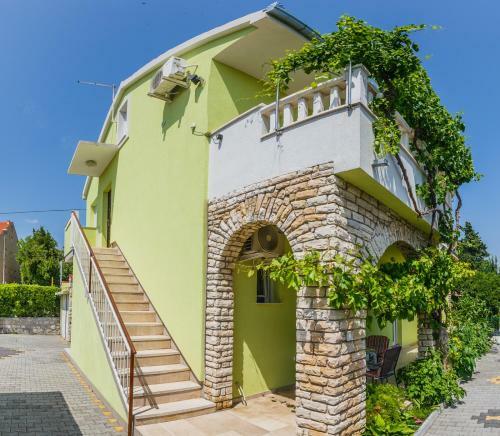 Family Friendly Apartment Kastelo