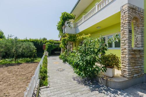 Family Friendly Apartment Kastelo