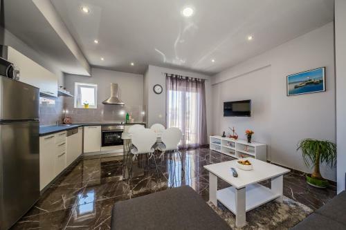 Cosy Apartment With Outdoor Pool, Close To Beachfront