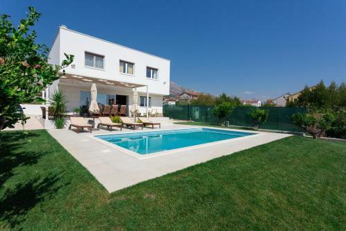 Villa Eli - New Unique Holiday House With Swimming Pool