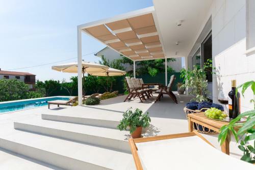 Villa Eli - New Unique Holiday House With Swimming Pool